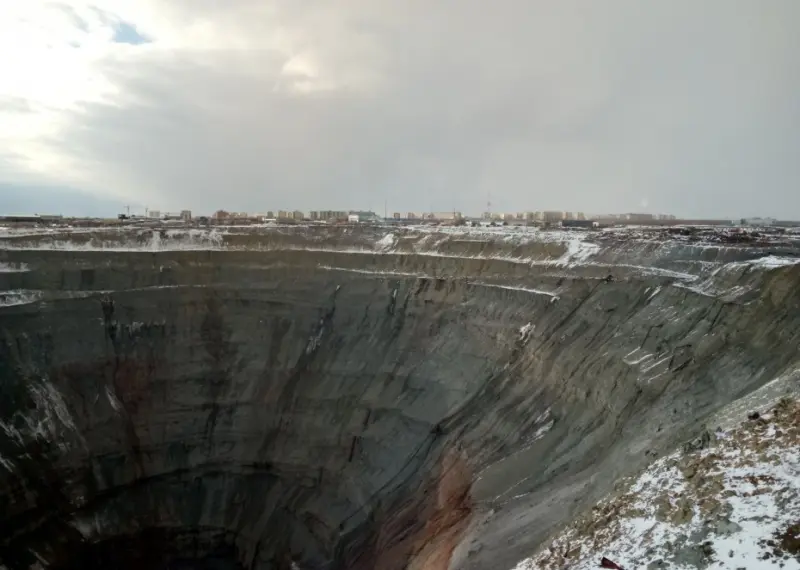 Незаконно списывал и продавал технику экс-начальник охраны в Мирном