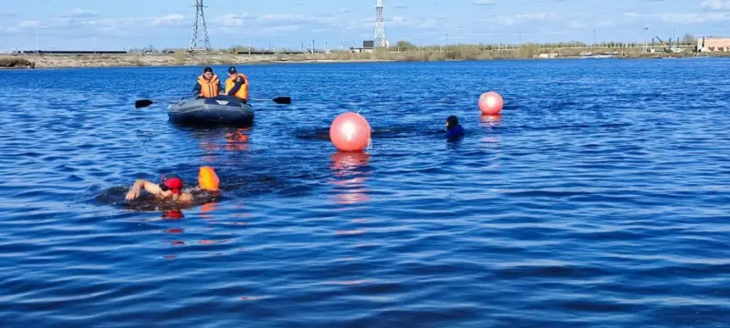 Традиционный заплыв в холодной воде провели ко Дню полярника России в Якутске