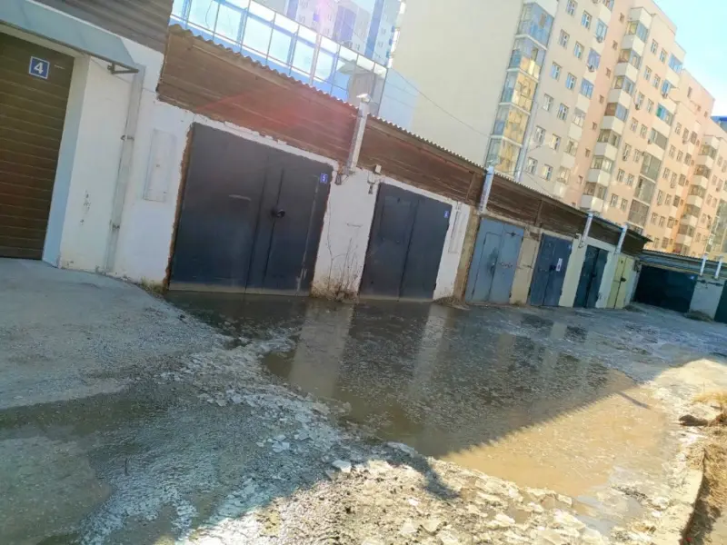 Чиновники Якутска не откачивают лужи, поскольку берегут технику