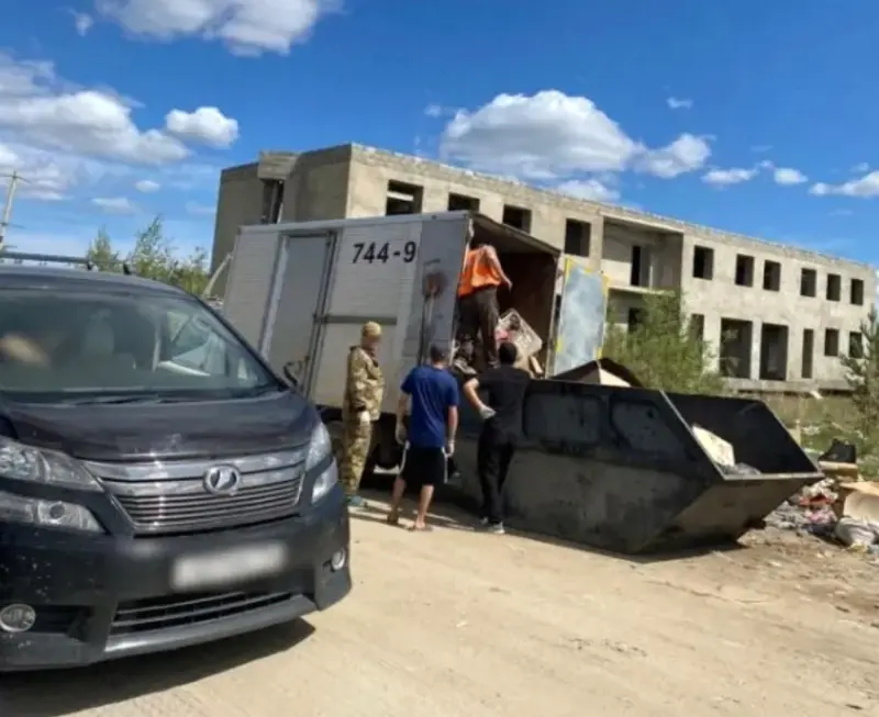 Жильцов просят не засорять мусорные баки строительным мусором