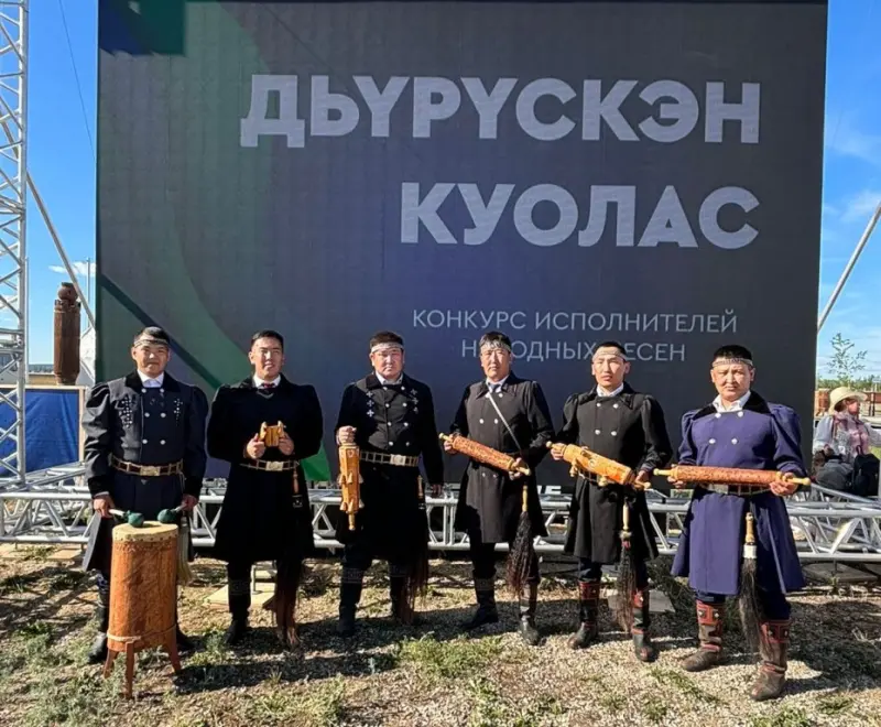 Лучших исполнителей народных песен определили на Ысыахе Туймаады