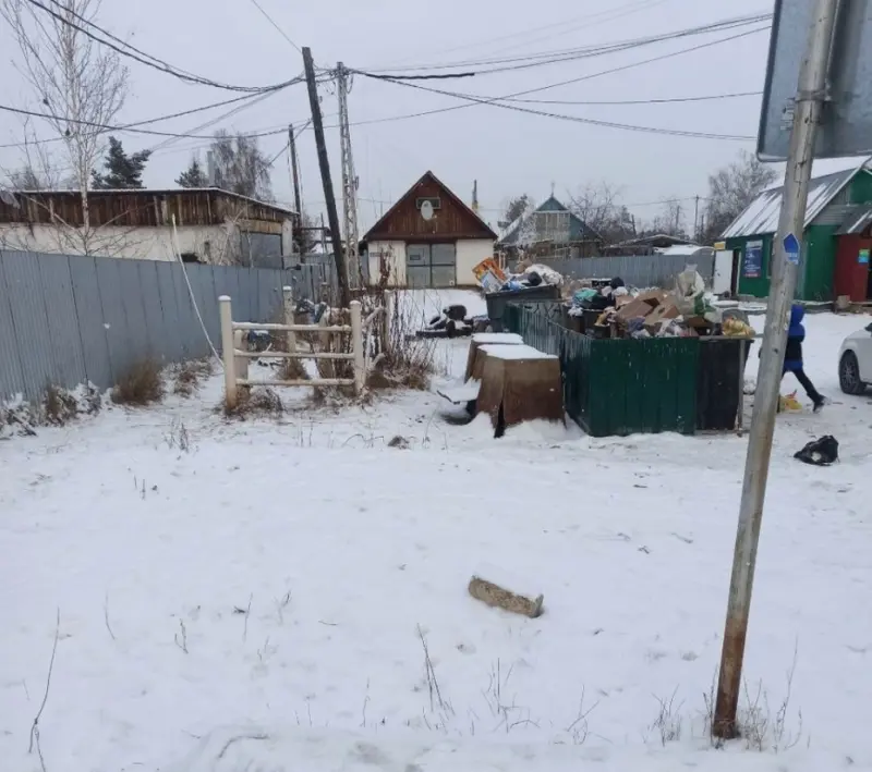 Пока ждем реформу: Печальная автобусная остановка на Белом озере
