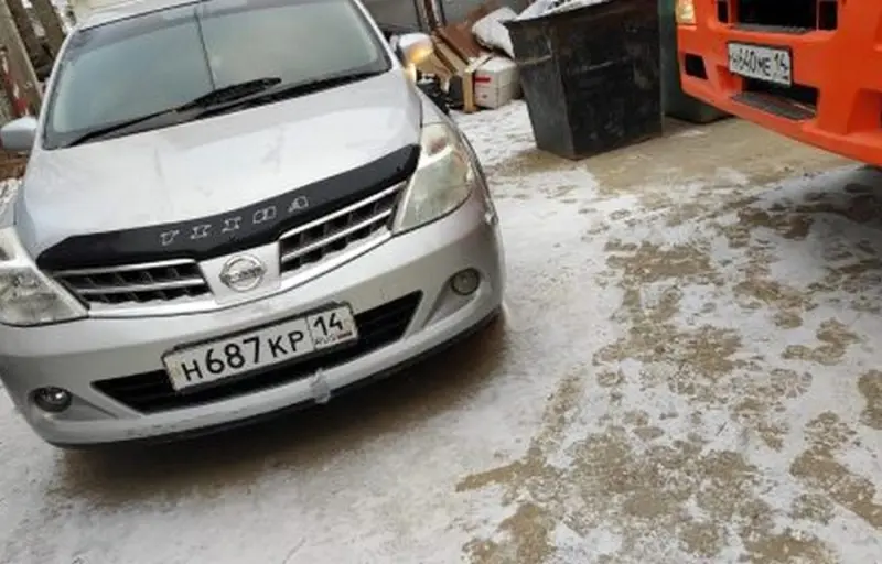 Парковка у мусорных баков мешает содержать Якутск в чистоте