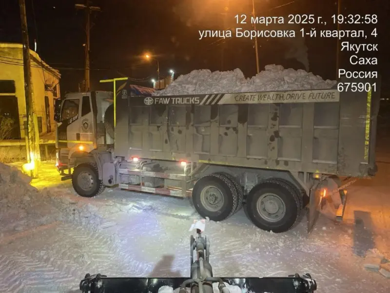 В Якутске коммунальщики убирают снег
