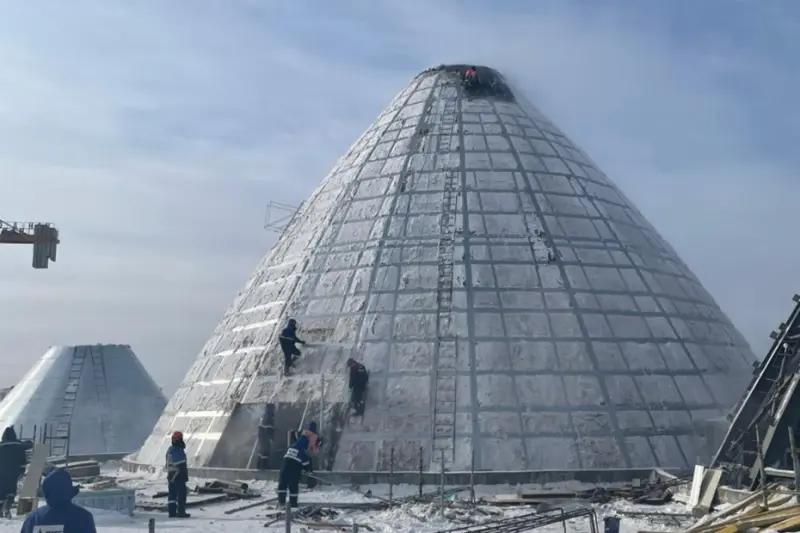 На крыше Арктического центра в Якутске утепляются купола-урасы