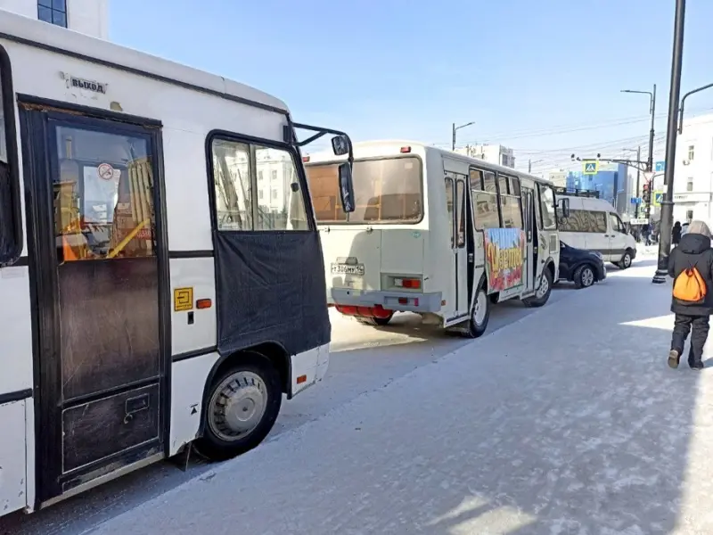 Мэр Якутска поручил разобраться с автобусами, торгующими цветами в ущерб основной работе