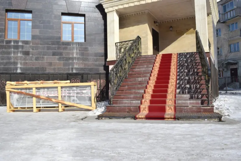 Мировой суд Якутии опаздывает с установкой пандусов