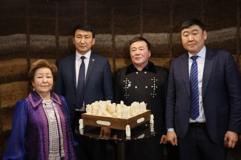 Компания «Железные дороги Якутии» поддержала косторезное искусство
