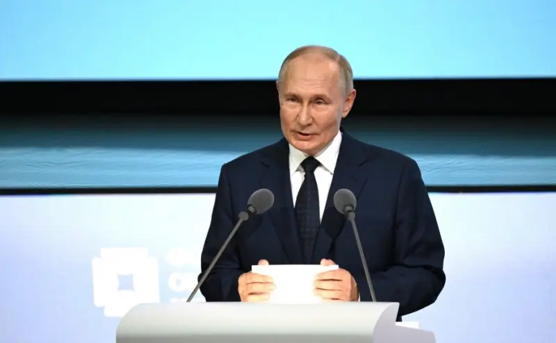 Президент России Владимир Путин приветствует участников пятого молодёжного фестиваля «МУУС УСТАР»