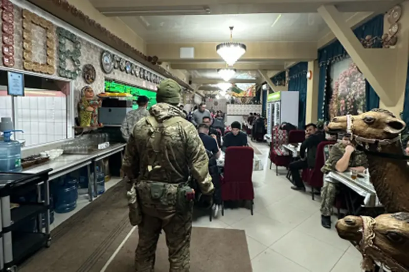 На стройке в Жатае из 211 мигрантов 33 не знают русский язык, их патенты аннулируют