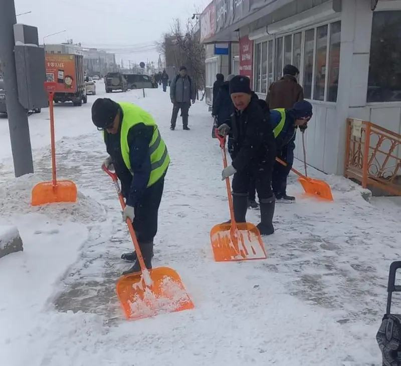 В Якутске отчитались об усилении уборки улиц и тротуаров после снегопада