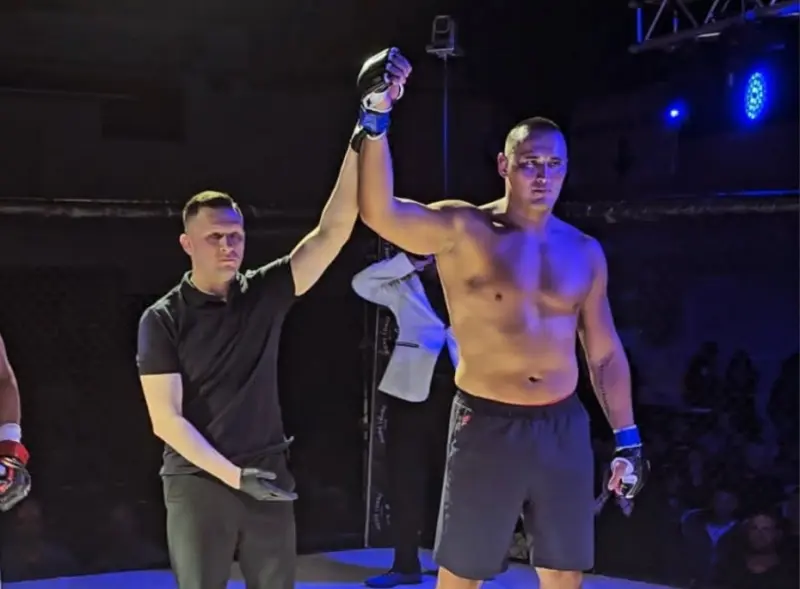 Айаал Лазарев дебютировал в MMA