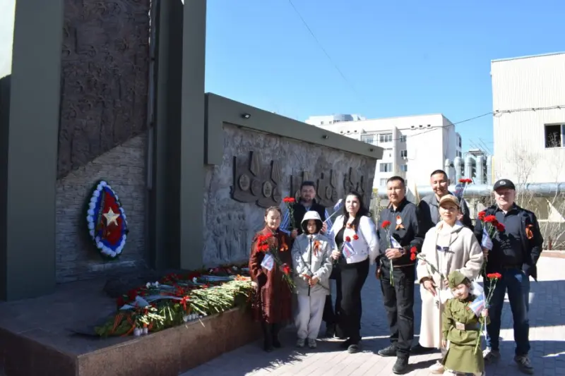 Якутские «опористы» возложили цветы к мемориалу «Солдат Туймаады»