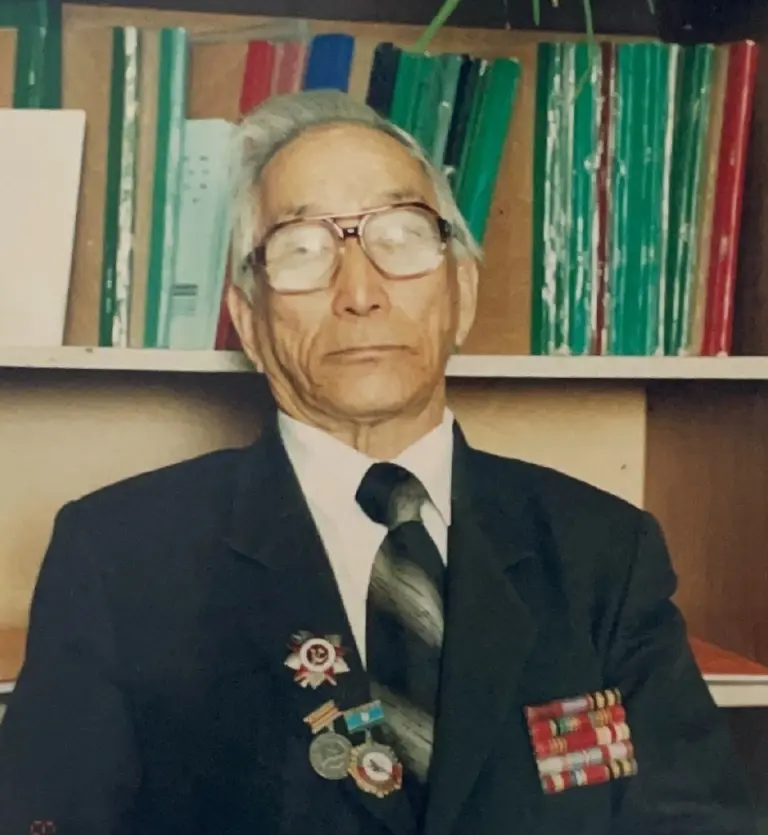 102-летнему ветерану вручили юбилейный знак в честь 80-летия Победы