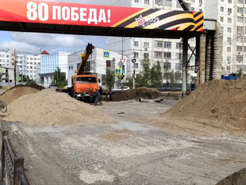 В Якутске на перекрестках улицы Хабарова заменяют газовые трубы