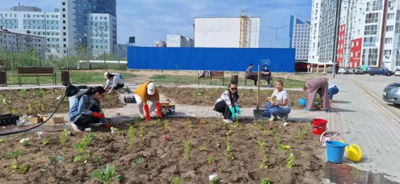 В Якутске начали активное цветочное озеленение