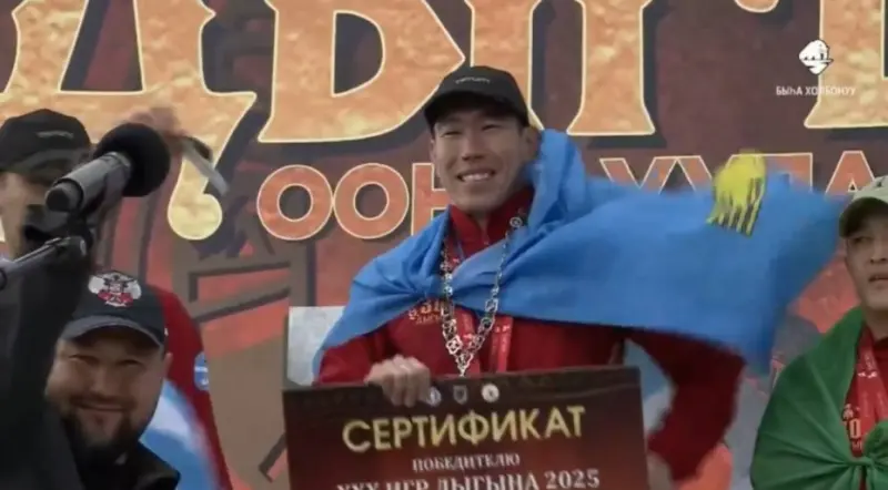 Евгений Григорьев вручил ключи от автомобиля победителю Игр Дыгына-2025 Борису Сдвижкову
