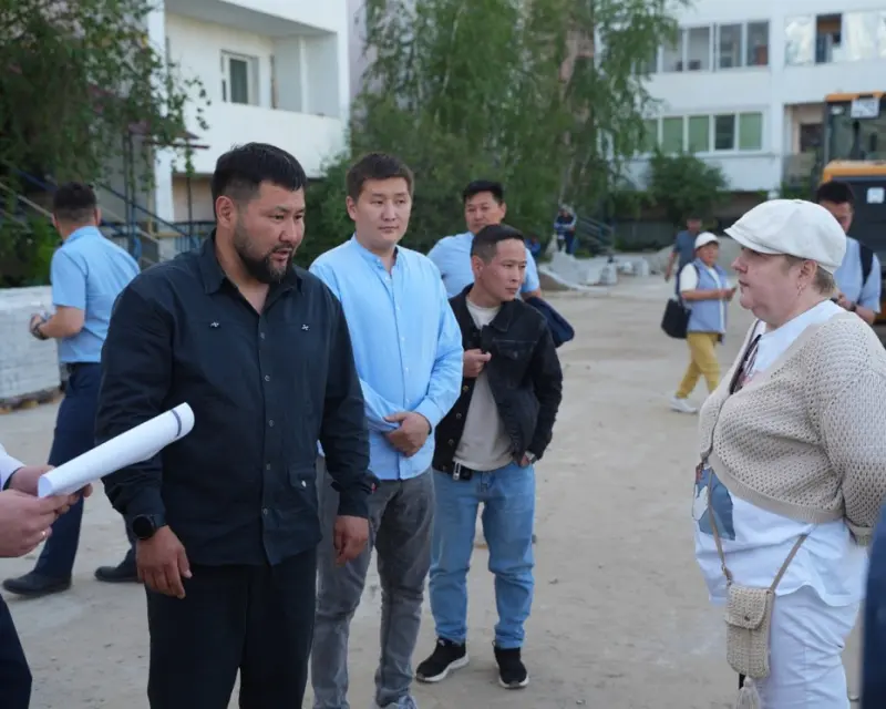 В Якутске продолжают устранять недостатки на дворовых площадках