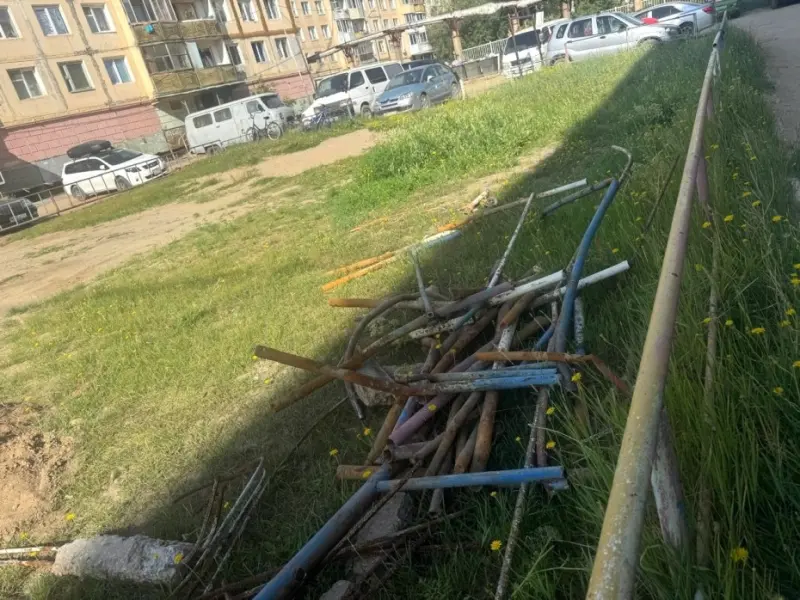 Машины важнее детей? В центре Якутска снесли детскую площадку