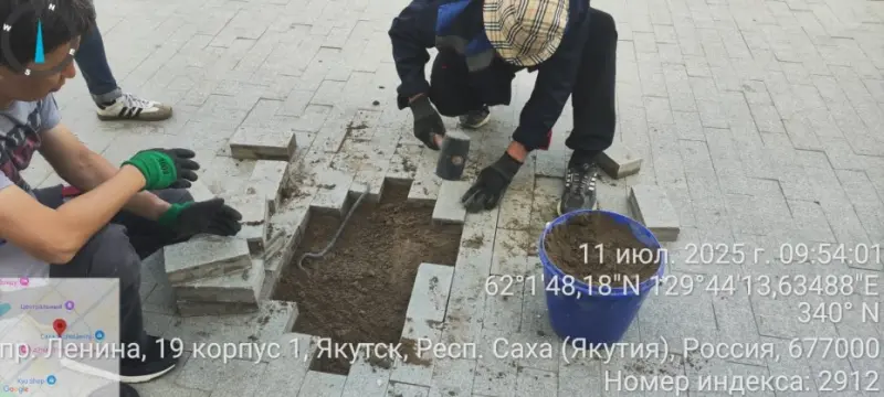 На проспекте Ленина в Якутске устраняют неровности на тротуаре