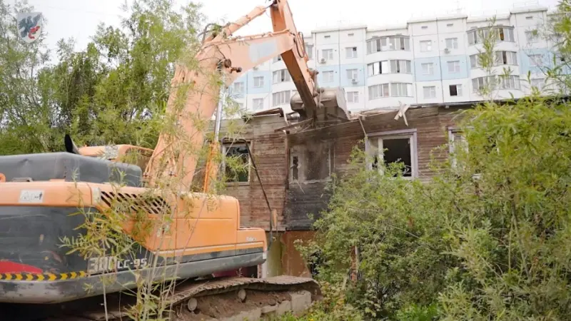 В Якутске сносят аварийный многоквартирный дом на улице Халтурина