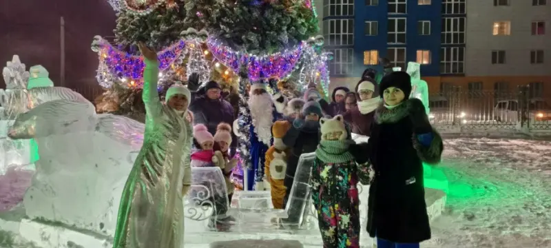 Железнодорожники зажгли главный символ Нового года в Алдане