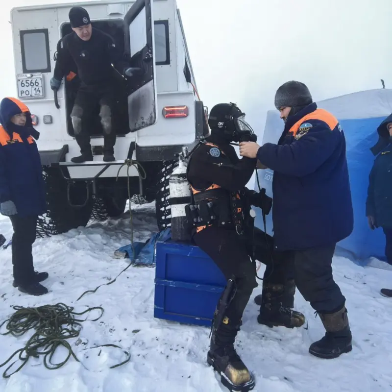 В Якутске в районе Даркылаха провалилась под лед машина с людьми
