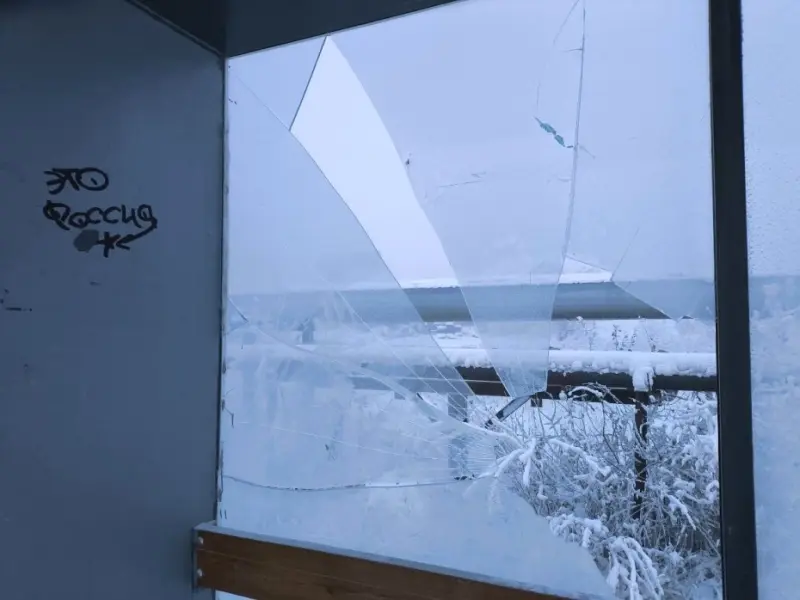 В Якутске ведутся поиски вандалов, разбивших стекло на остановке