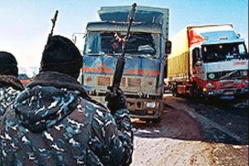 На среднеколымской трассе совершено вооруженное нападение на колонну грузовиков в стиле 90-х