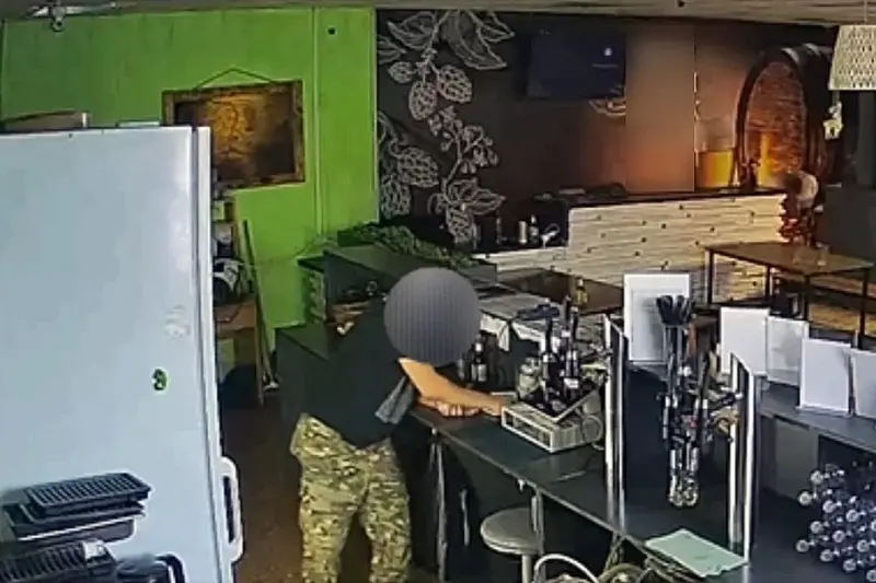 Украл в одном баре, пропил в другом