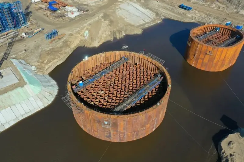 Первый коффердам Ленского моста перешёл в плавучее состояние