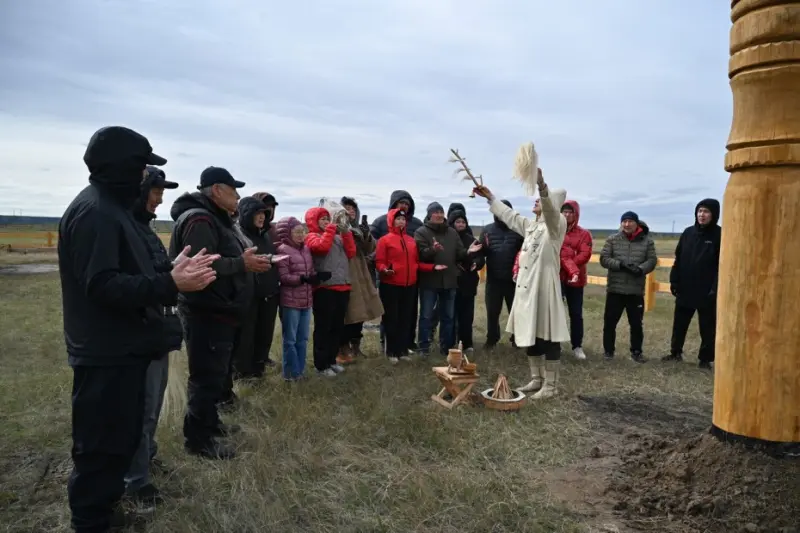 Вклад в сохранение традиций: якутские предприниматели установили сэргэ в Ус Хатын