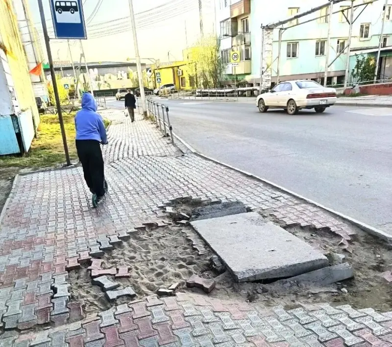 Читатели «ЯИ» возмущены состоянием тротуара по Можайского
