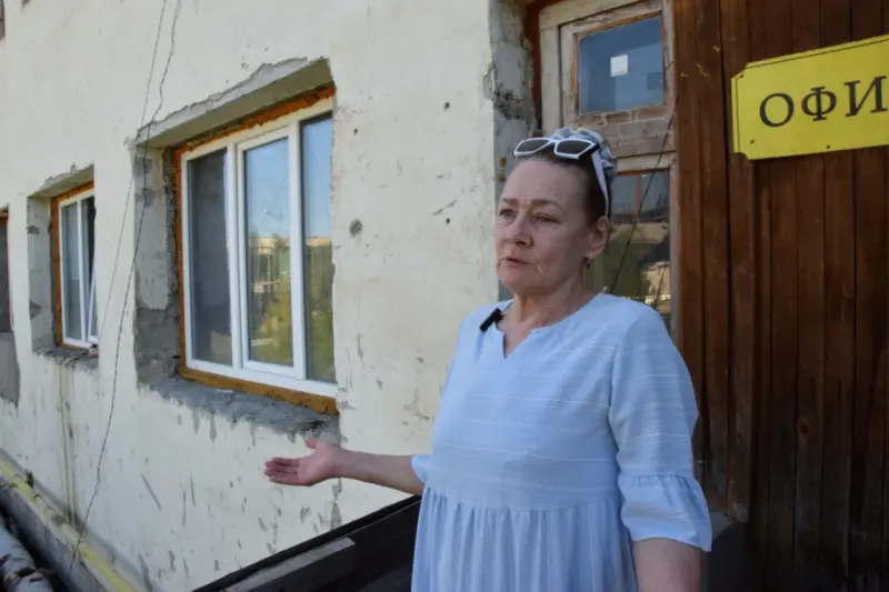 «Воняет, трещит и рушится»: «ЯИ» посетило маневренный дом на Лонгинова