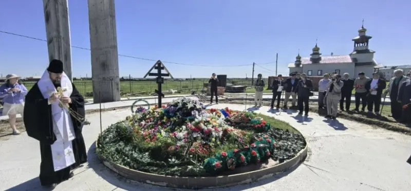 Архиепископ Роман совершил панихиду на месте захоронения первого президента Якутии