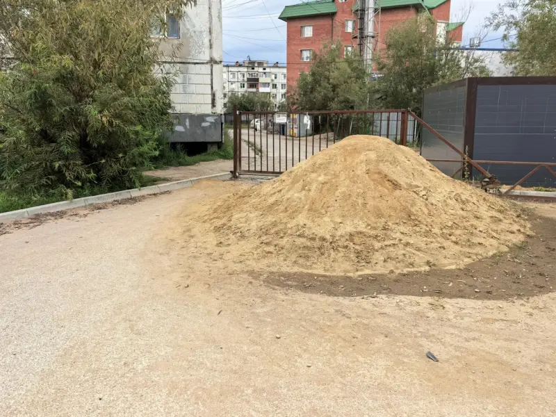 Аммосова 4: как кучи песка стали «законным» забором в Якутске