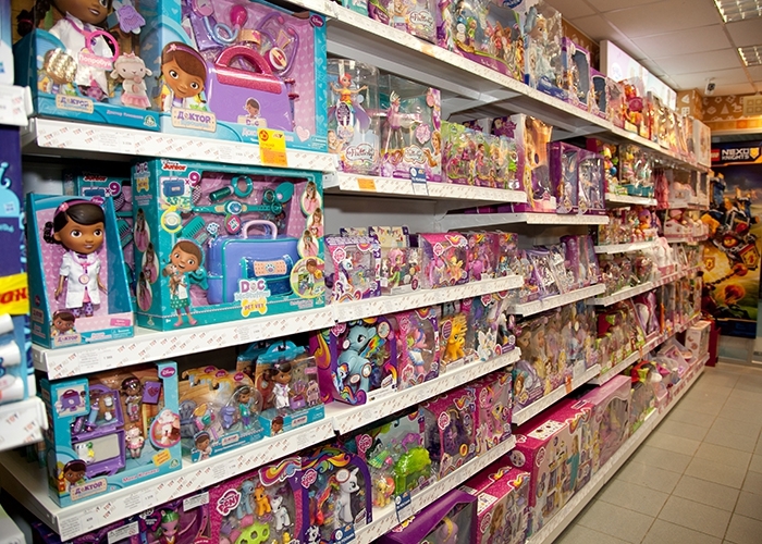 В каких магазинах можно купить игрушки. Игрушки которые продаются. Магазин игрушек. Игрушки из магазина. Магазин игрушек для детей.