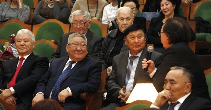 Николай Лугинов крайний справа