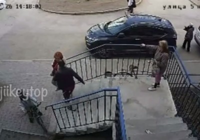 В Якутске мужчина с ножом напал на сожительницу средь бела дня: пострадавшая госпитализирована
