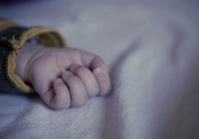 В Якутии младенец погиб от удушья, пока мать распивала алкоголь с собутыльниками