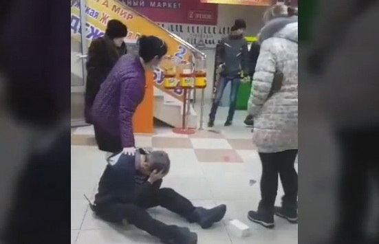 Посетитель магазина в Якутске избил контролера заподозрившего его в воровстве