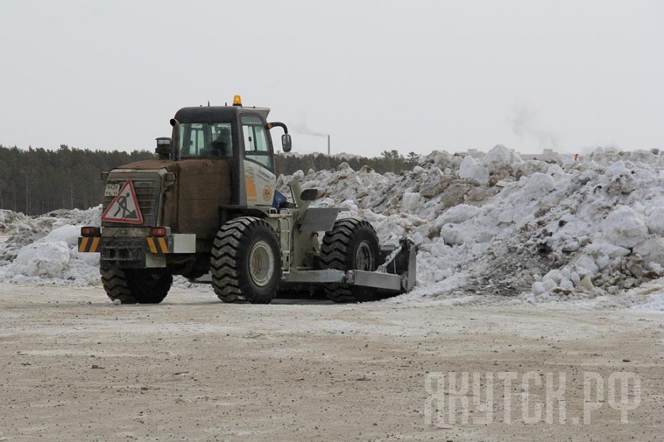 Полигон для утилизации снега по объездному шоссе в Якутске закрыт