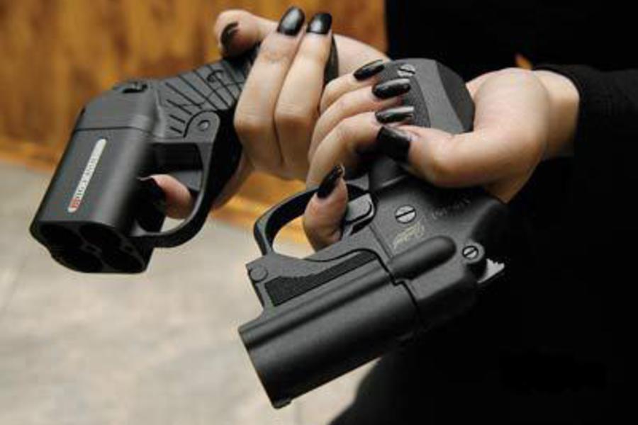 Брызнуть или стрельнуть: как выбрать оружие для самообороны