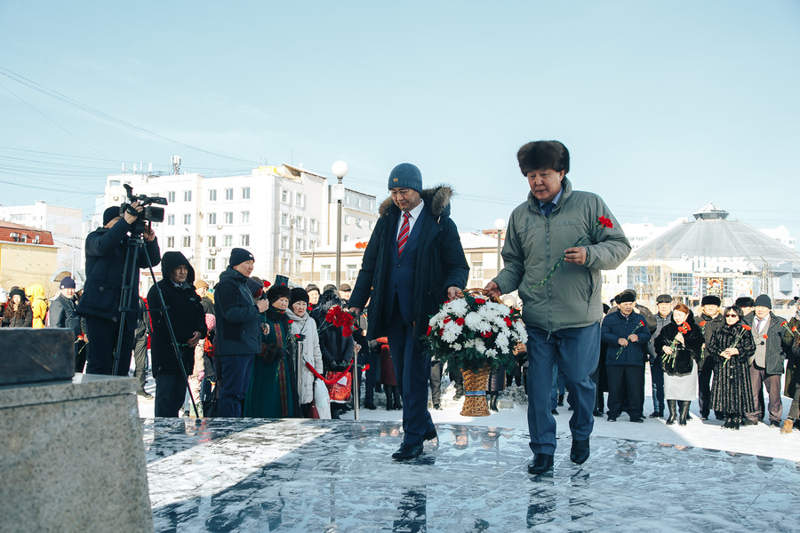 В Якутске возложили цветы к памятнику Исидору Барахову
