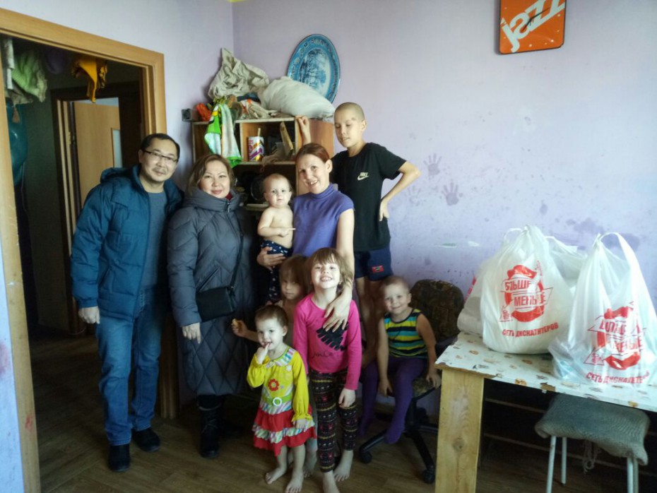 Волонтеры оказали материальную помощь многодетным семьям Якутска