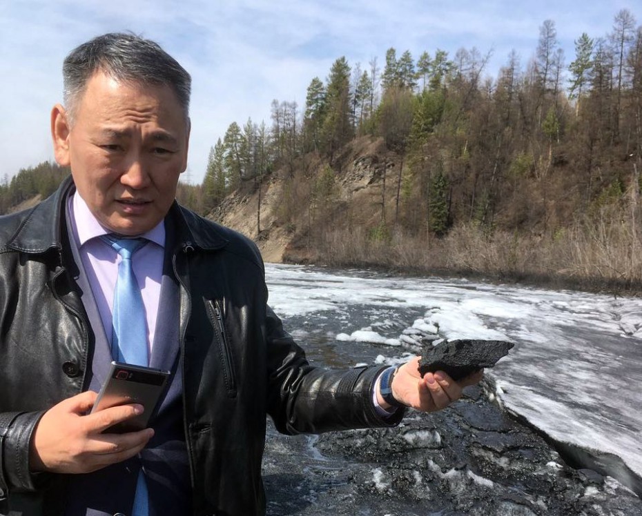 Министр охраны природы Якутии зафиксировал на реке Чульман толстый слой угольной пыли