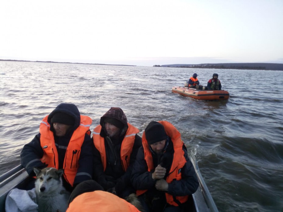 Трех человек из ледового плена вызволили спасатели возле Среднеколымска