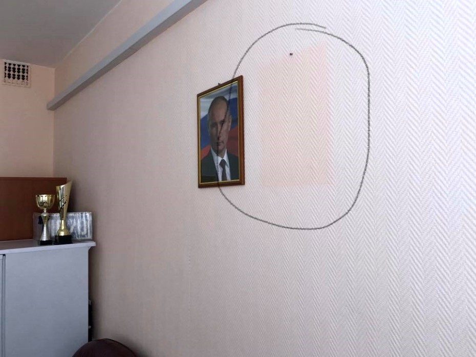 Фотофакт: в Ил Тумэне оперативно сняли портрет Егора Борисова