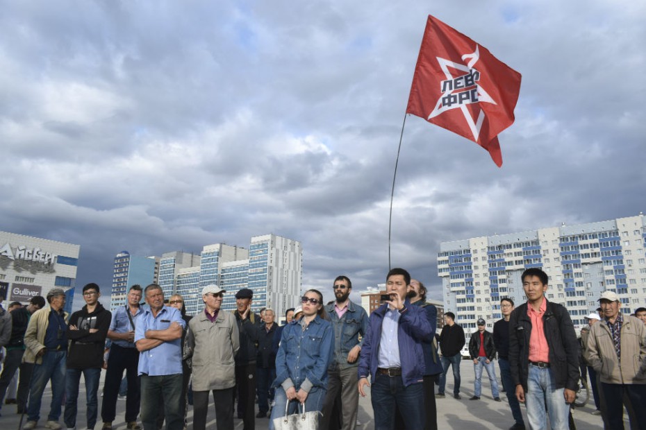 Митингующие призвали выгнать гнилых депутатов и снизить цены на проезд
