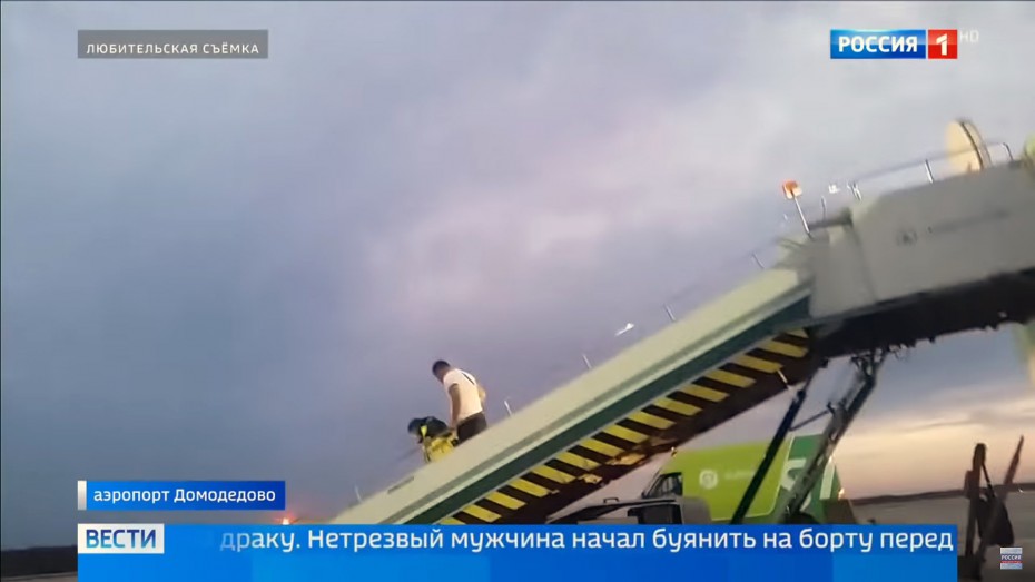 Пьяный якутский пассажир устроил драку в Домодедове